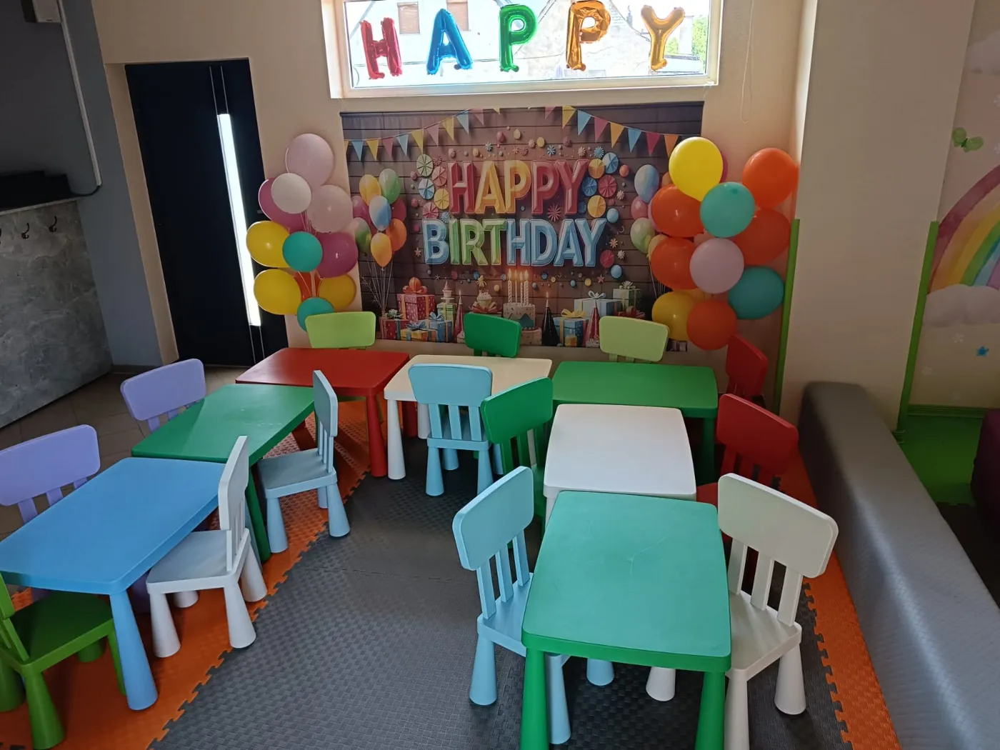 Ścianka „Happy Birthday" z balonami — miejsce na zdjęcia z tortem